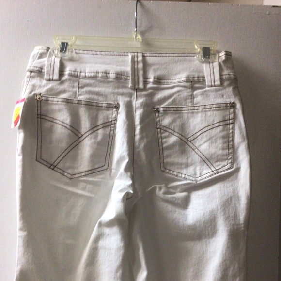 🌟 White Boot Cut Jeans - Picture 3 of 6